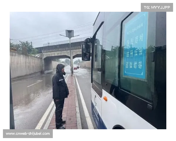 决赛夜暴雨导致观众滞留 组委会紧急调度接驳巴士保障安全撤离 决赛夜暴雨导致观众滞留 组委会紧急调度接驳巴士保障安全撤离